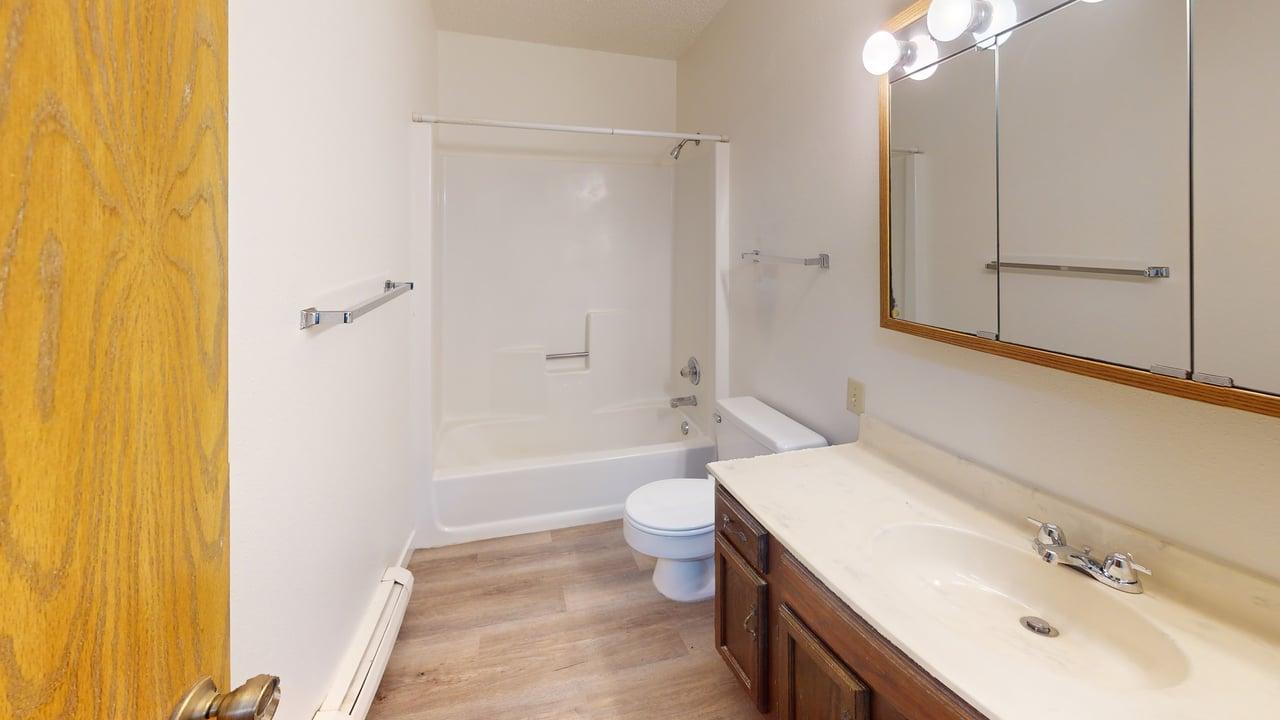 1100 Pleasant St Bathroom