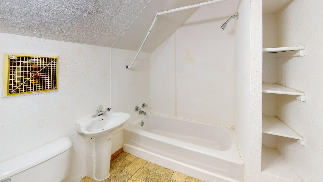 815 N 16th St Bathroom