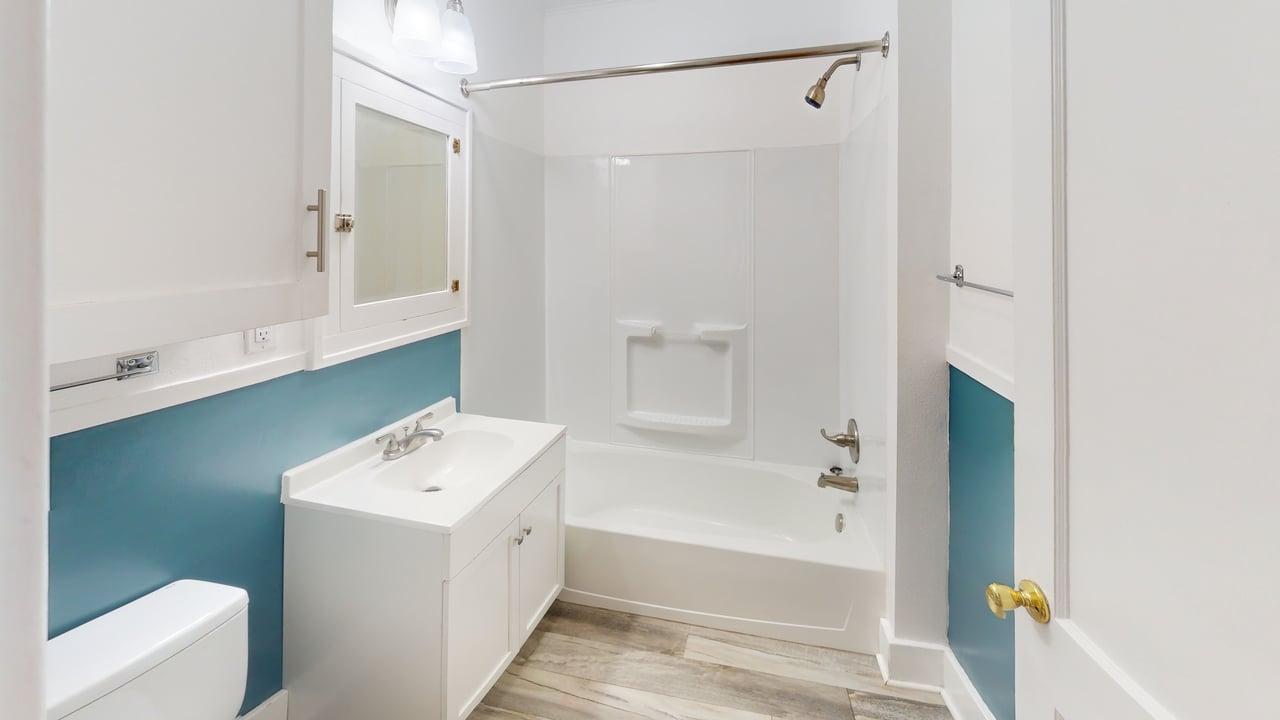 822 E Ave E Bathroom