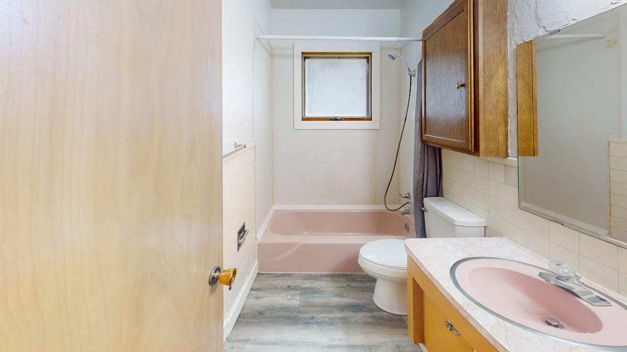 503 3rd Ave Ne Bathroom