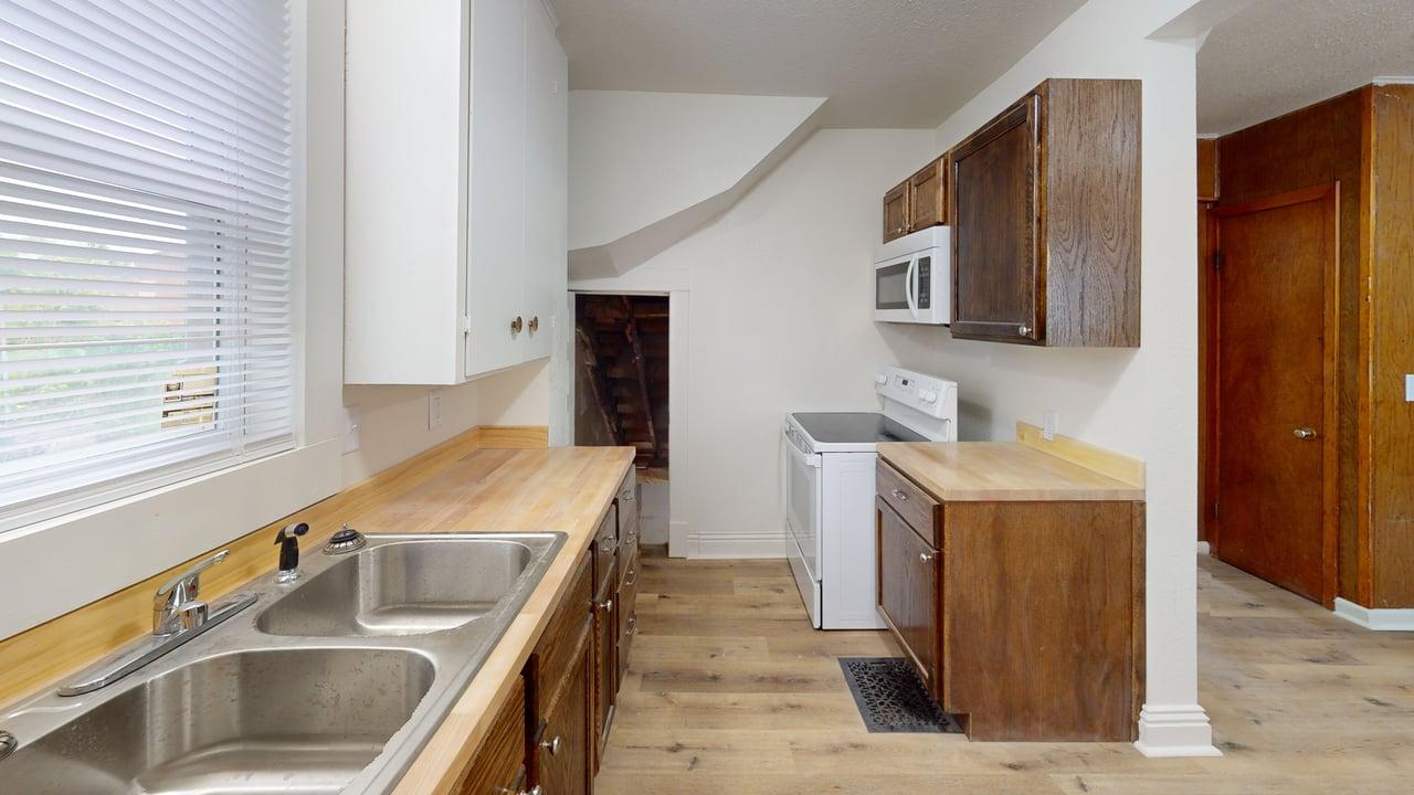 106 4th St Ne Kitchen 1