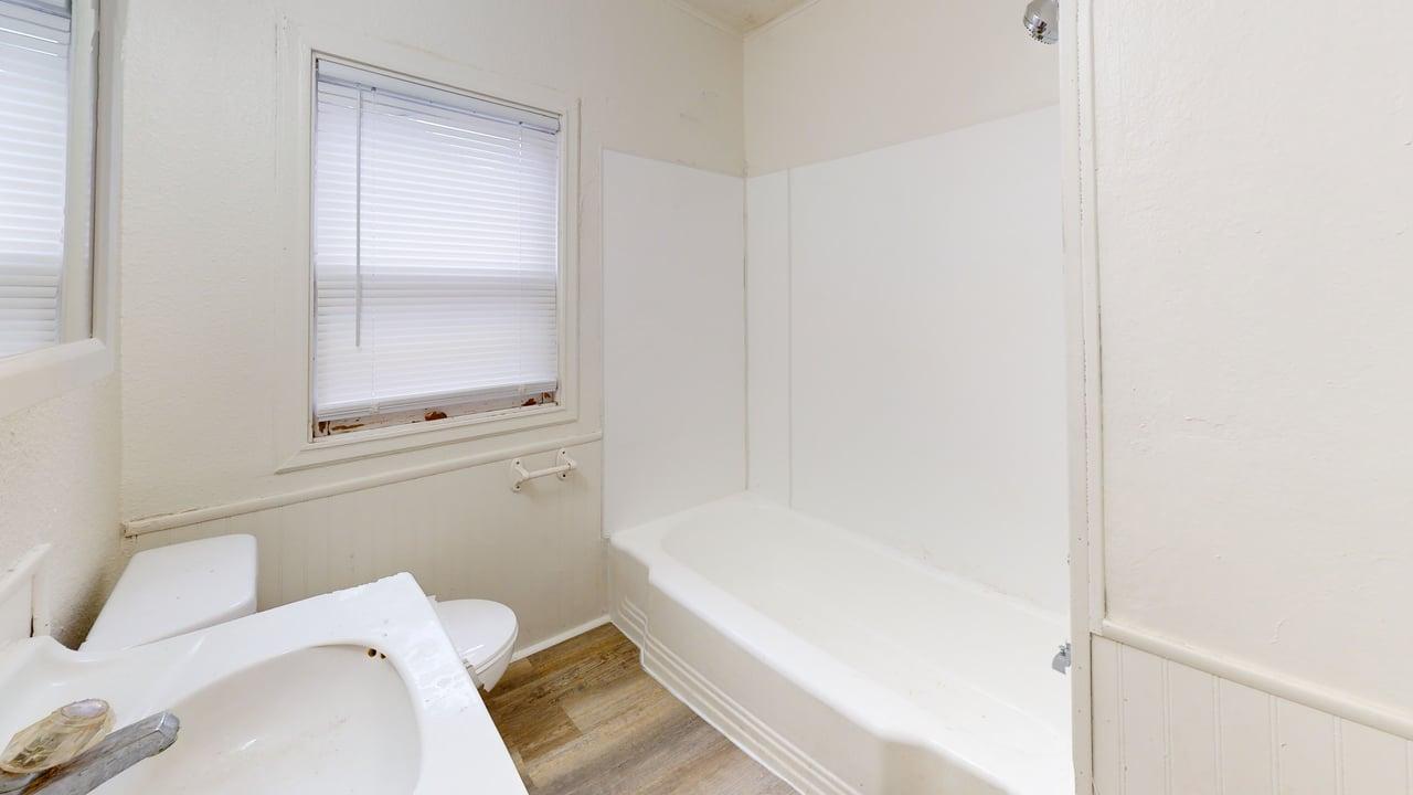 815 N 16th St Bathroom